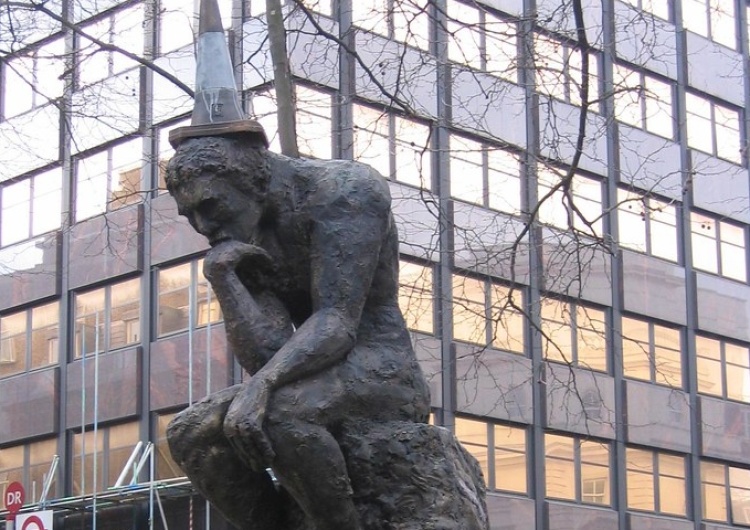 wikimedia commons Rzeźba Bansky’ego wycofana z aukcji Domu Aukcyjnego Sotheby’s