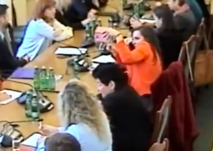  [video] To Sejm czy szkoła podstawowa? Komisja debatuje, a Jachira... robi sobie selfie