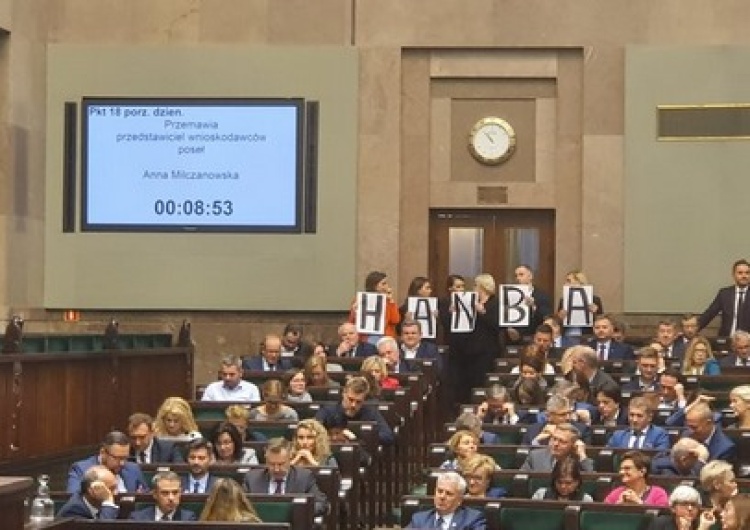 Pawłowicz, Piotrowicz i Stelina wybrani na sędziów TK. Opozycja: "Hańba" i "Precz z komuną"