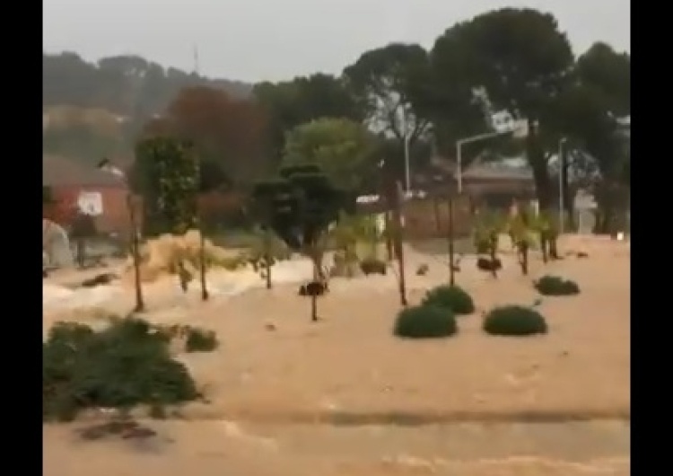 Screen TT [video] Potężne powodzie na południu Francji. W Nicei wyją syreny