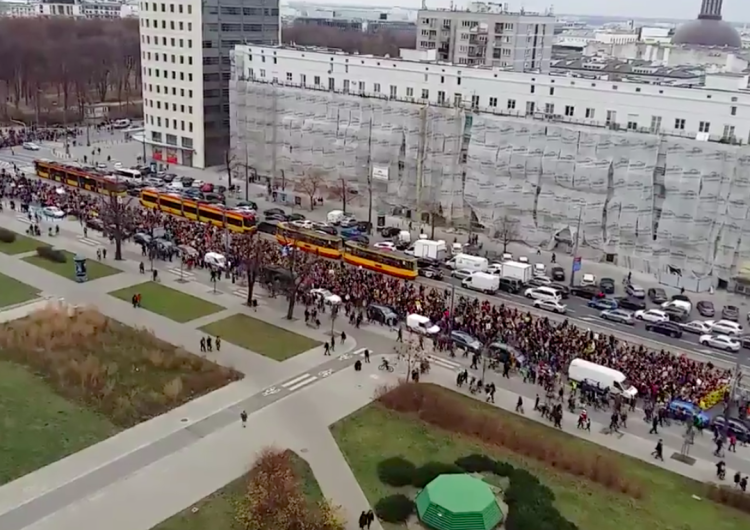  [video] "Nasza złość, wasza...". Rozhisteryzowana młodzież na tzw. "Strajku Klimatycznym"