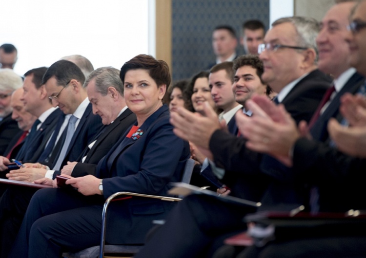  Rząd Beaty Szydło z najwyższym wynikiem od początku urzędowania