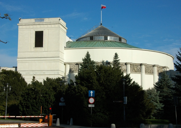 Marszałek Kuchciński wzywa posłów opozycji do składania wyjaśnień ws. 16 grudnia
