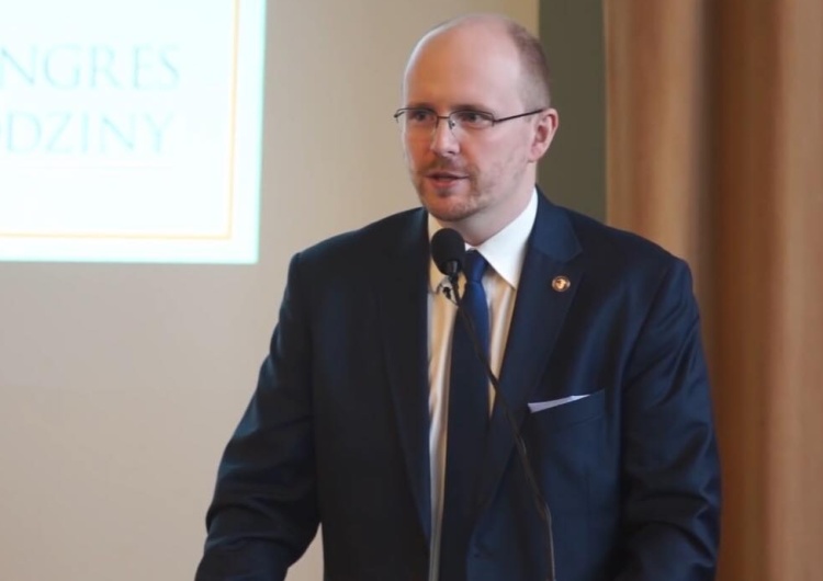 GW zarzuca Hołowni poglądy zgodne z Episkopatem. Mec. Kwaśniewski odpowiada