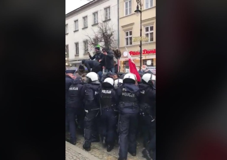  [video] Warszawska policja siłą usuwa blokadę rolników z AgroUnii