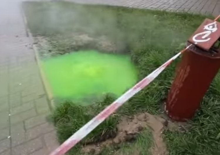  [video] W Olsztynie spod ziemi wydobywa się zielona parująca ciecz. Służby już na miejscu