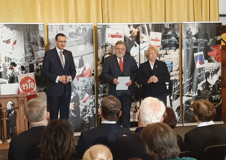 Premier do więźniarek politycznych: To wasze życie naznaczone łzami, krwią, było kluczem do wolności