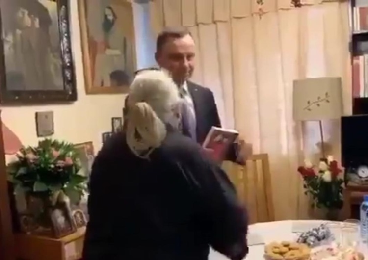 Gazeta.pl o matce ofiary stanu wojennego "Duda odwiedził w domu starszą fankę i poskarżył się na sędziów"