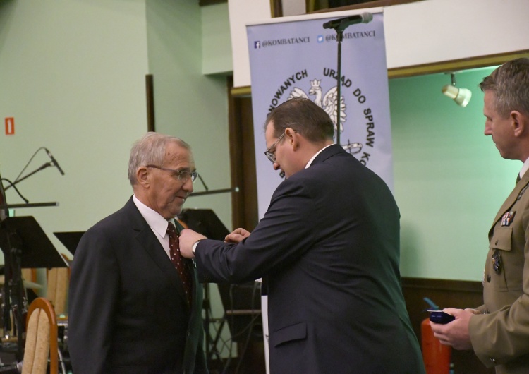 Zjazd działaczy opozycji antykomunistycznej. Odznaczenie dla M. Jankowskiego z "S" w Zielonej Górze