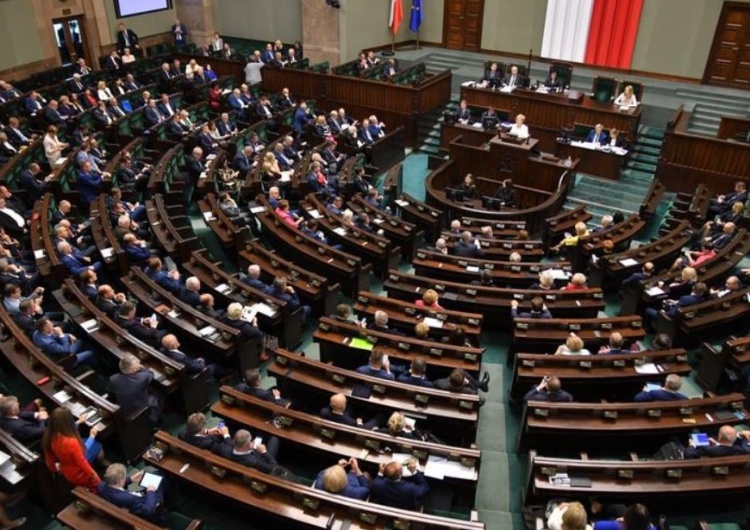 Ustawa o sędziach przeszła dalej dzięki… politykom opozycji - nie przyszli na głosowanie. Burza na TT