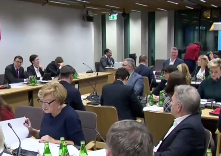 Po burzliwych obradach na Komisji przyjęto projekt ustawy dyscyplinującej sędziów