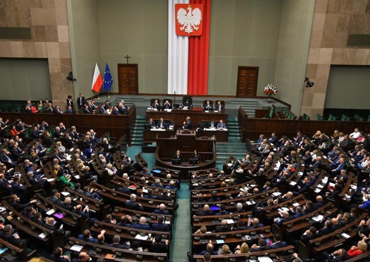 Ustawa dyscyplinująca sędziów uchwalona. Okrzyki na sali sejmowej