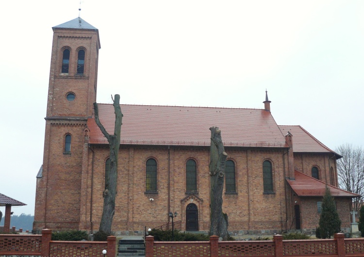 Parafia Najświętszej Maryi Panny Wniebowziętej w Piłce, w której posługuje ks. Daniel Wachowiak Parafianie w obronie ks. Wachowiaka: "Odważny ksiądz. Niektórym się to nie podoba"