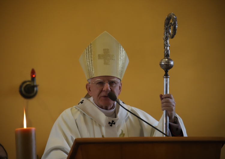 Abp Marek Jędraszewski na Uroczystość Narodzenia Pańskiego: Jezus uczy ofiarnej miłości do końca