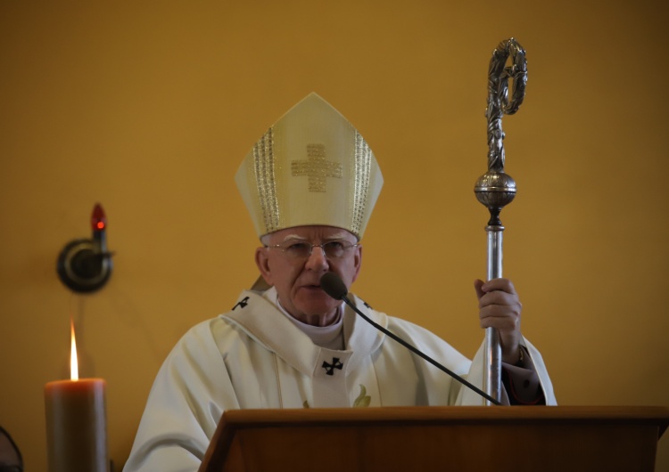  Abp Marek Jędraszewski na Uroczystość Narodzenia Pańskiego: Jezus uczy ofiarnej miłości do końca