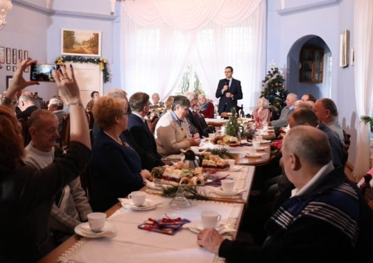 KPRM "Mamy już nie tak skromną podwyżkę". Premier zapowiedział waloryzację emerytur i "trzynastkę"