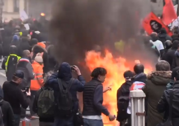 Screen [video] "Kolejna sobota, gdy Macron nie będzie miał czasu zajmować się Polską" Pożar przy Centre Pompidou