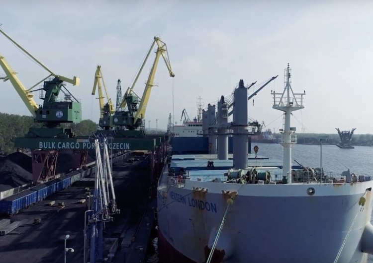  W polskim porcie utknął 180-metrowy statek z Hongkongu. Grozi eksplozją, jest problem z usunięciem