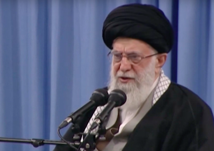  Ajatollah Chamenei mówi o „małym, ale złym kraju w Europie”. Ambasador Iranu w Polsce tłumaczy