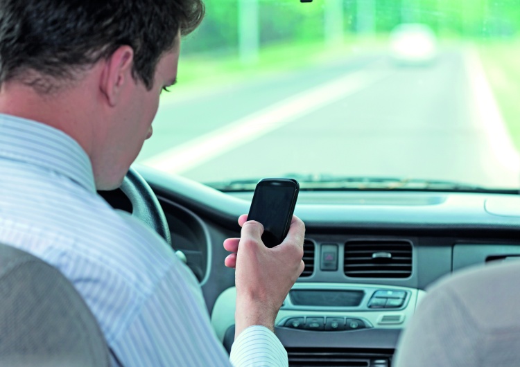 Używanie telefonów podczas jazdy może być bardziej niebezpieczne niż jazda pod wpływem alkoholu