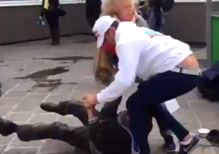  [Wideo] "Ekolog" miał zabrać bezdomnemu psa, bo stwierdził, że się nim źle zajmuje. Psa wystawiono za…