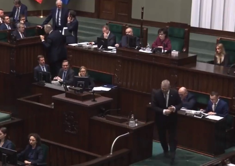  [video] Braun zgłasza sprzeciw, ale myli uchwały i po interwencji Elżbiety Witek schodzi z mównicy