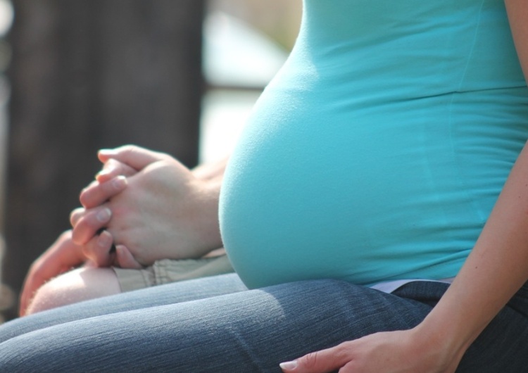  Umowy ciężarnych pracownic tymczasowych będą przedłużane do dnia porodu