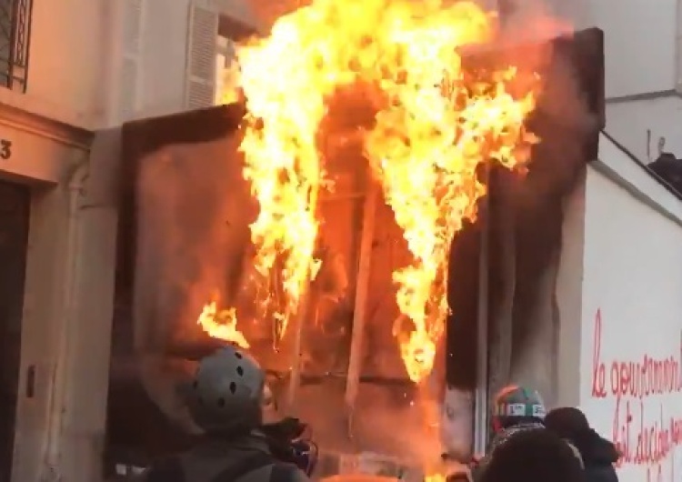 Screen [VIDEO] A we Francji, jak co sobotę... "Trwają wielkie starcia niedaleko Bastylii"