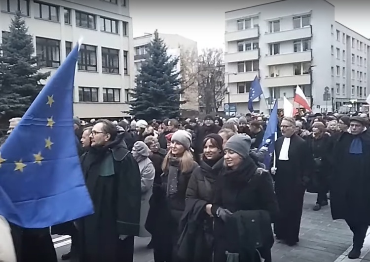  Marsz Tysiąca Tóg. Politycy na demonstracji prawników, w tym "apolitycznych" sędziów