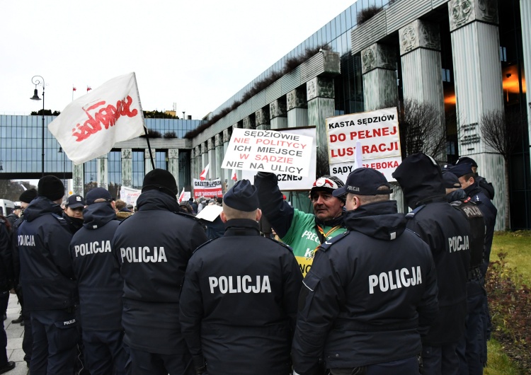 TOMASZ GUTRY [NASZA FOTORELACJA] "Kasta sędziów do lustracji". Kontrmanifestacje wobec marszu "Tysiąca Tóg"