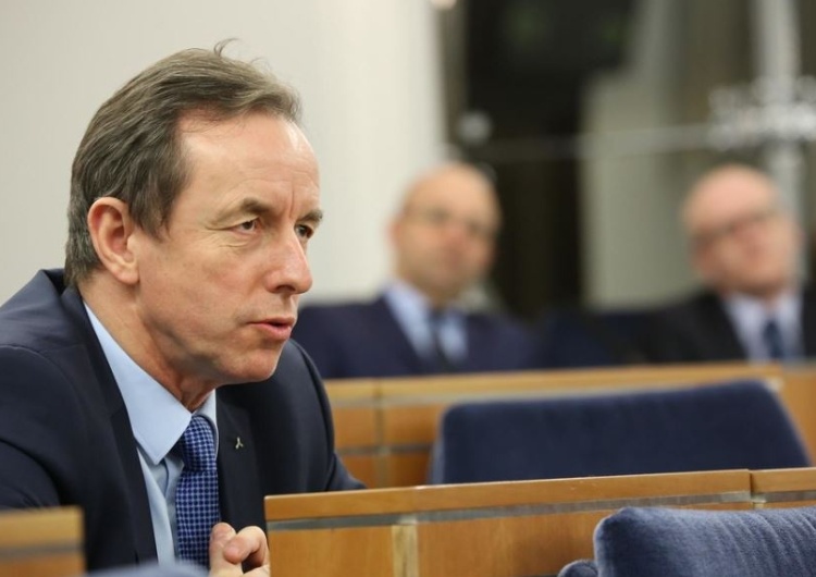 "Wyciągnęłam 500 $, odliczyłam po setce, pan ordynator wziął pieniądze". Prof. Popiela znów zabiera głos