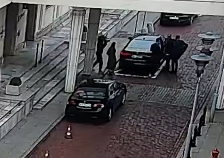 Fala hejtu wobec reportera TVP, którego kamerzysta potrącił kamerą współpracowniczkę Grodzkiego