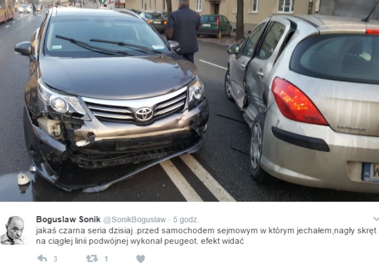  Czarna seria. Auto Kancelarii Sejmu z posłem jako pasażerem uczestnikiem kolizji w Warszawie