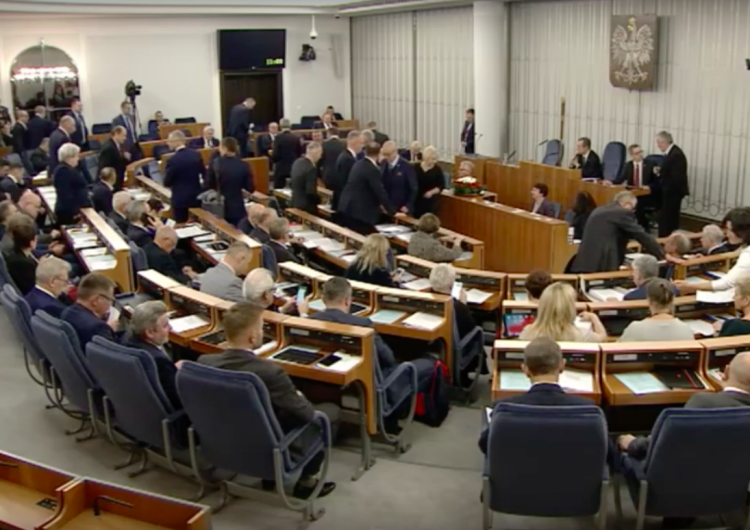 Opozycja przegrała głosowanie w Senacie. Zabrakło jednego głosu