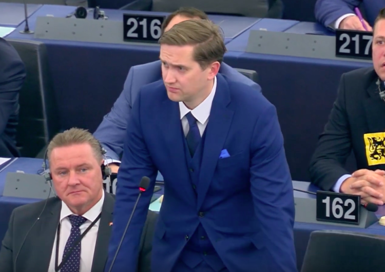 „Chwalicie reżim, który wymordował 20 tys. polskich oficerów w Katyniu?”. Estoński europoseł broni Polski