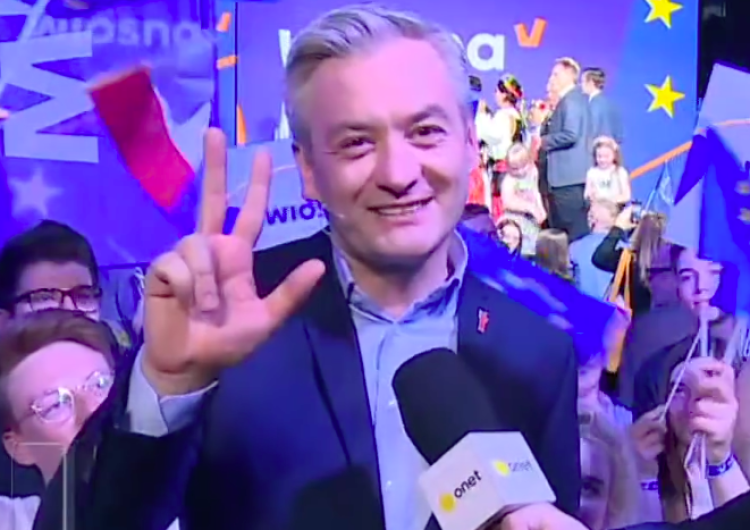  [FOTO] „Kandydat Lewicy na Prezydenta RP na stojąco bije brawo…”. Beata Szydło publikuje wymowne zdjęcie