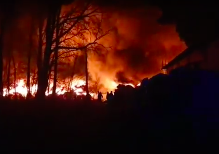  Mazowieckie: Ogromny pożar w Pionkach. Policjanci zatrzymali 45-latka