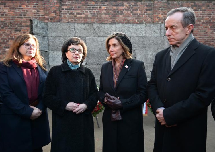 „Zło wobec Żydów, Romów, osób LGBT…”. Relacja Pelosi z wizyty w Auschwitz. Wśród ofiar nie było Polaków?
