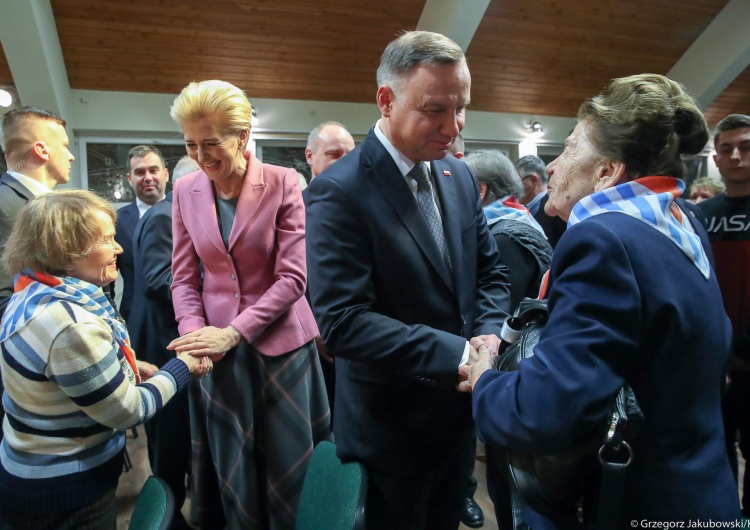 [WIDEO] Wzruszające spotkanie pary prezydenckiej z byłymi Więźniami przed uroczystościami w Auschwitz