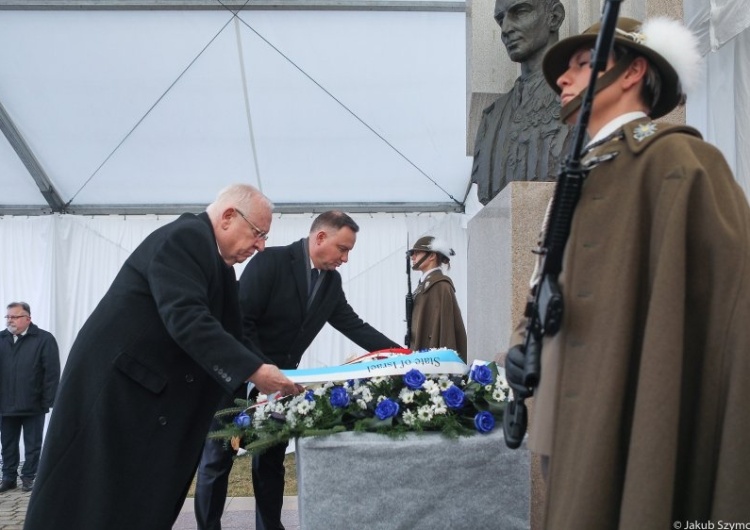 Złożono wieńce pod Ścianą Śmierci, oddano hołd rtm. Pileckiemu. Dziś 75. rocznica wyzwolenia Auschwitz