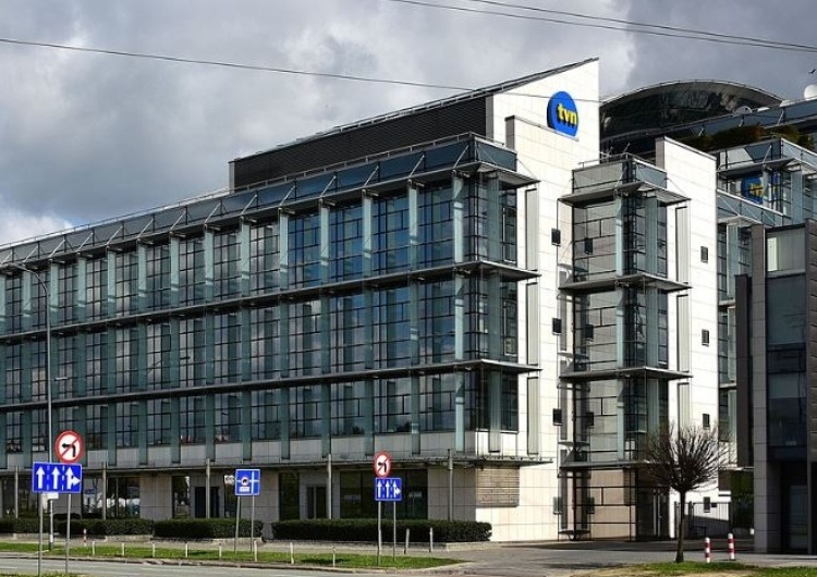 "Zrzucanie z sań na pożarcie". Dziennikarz zwolniony z TVN po aferze Jungkooka zabiera głos