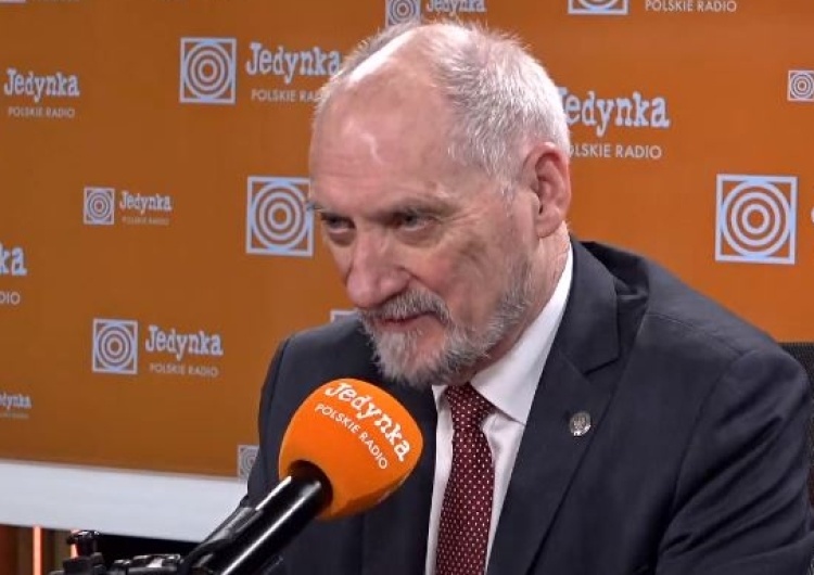 "Na tym stanowisku głupota ma swoje konsekwencje". Antoni Macierewicz dosadnie o Grodzkim