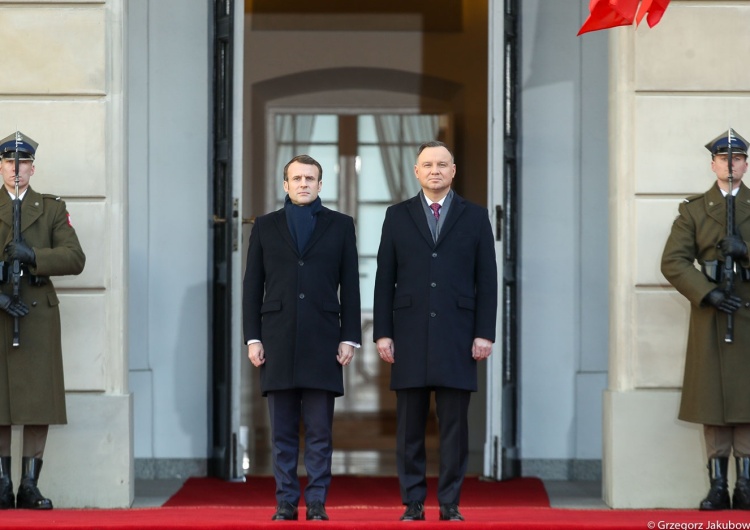  [video] Macron już w Polsce. Wizytę rozpoczęto oficjalnym powitaniem na dziedzińcu Pałacu Prezydenckiego