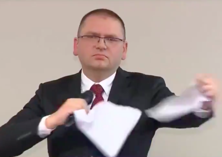  [WIDEO] Niecodzienna sytuacja w olsztyńskim sądzie. Prezes Maciej Nawacki podarł apel sędziów