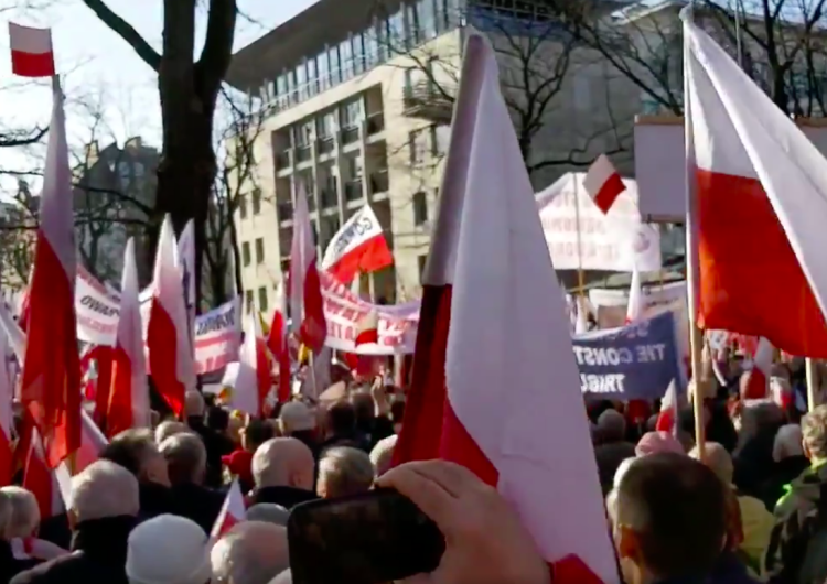  Przed Trybunałem Konstytucyjnym są także kontrmanifestanci... "KOD w liczbie 16 osób"