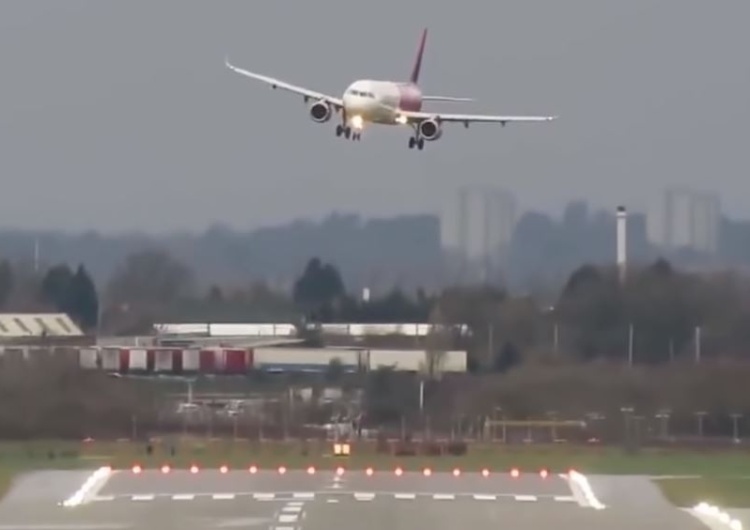  [video] Spektakularne lądowanie polskiego pilota w Biringham. O sprawie piszą światowe media