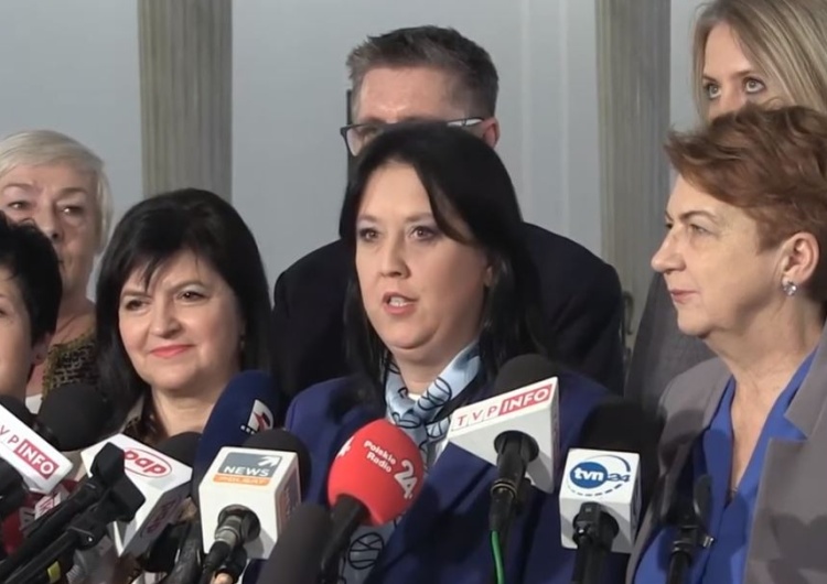 Rzecznik PiS: "Trzynasta emerytura obroniona! Posłowie odrzucili poprawkę Senatu"