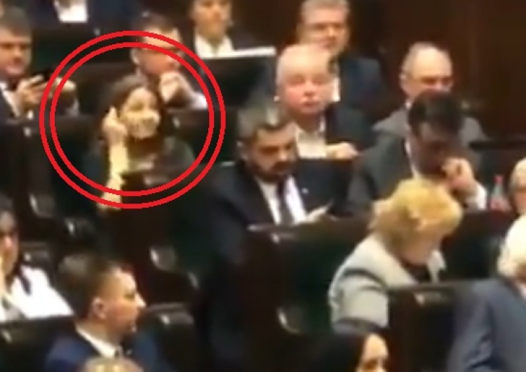 "Pokazała f.cka czy nie pokazała?" Wielka dyskusja w sieci. Mamy film, sprawdź sam