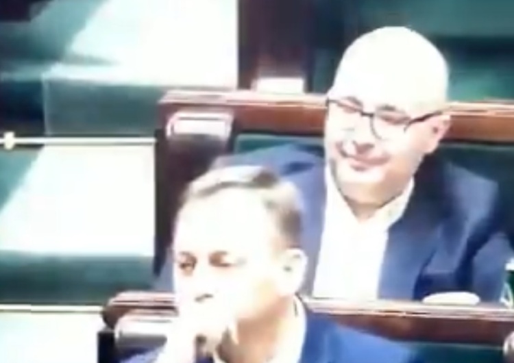  [video] Poseł Kropiwnicki, który zasłabł, jest już na sali sejmowej. Premier życzy mu zdrowia