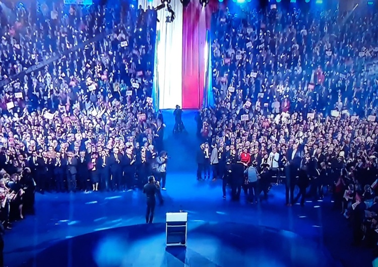 Screen "Wszyscy wierzymy w nadchodzące zwycięstwo". Oficjalna inauguracja kampanii Andrzeja Dudy
